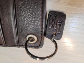 Tarjetero llavero piel marron