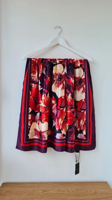 Pañuelo cuadrado nuevo Cortefiel