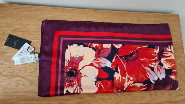 Pañuelo cuadrado nuevo Cortefiel