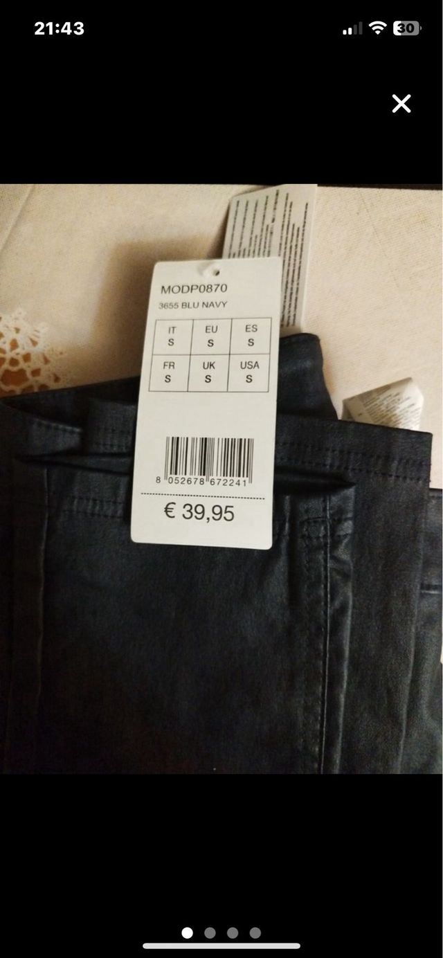 Pantalones tipo cuero son de calzedonia