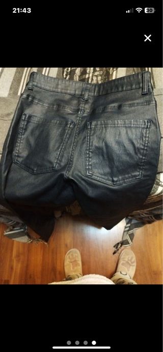 Pantalones tipo cuero son de calzedonia