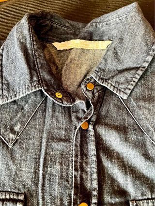 Camisa vaquera azul con cierre de broche