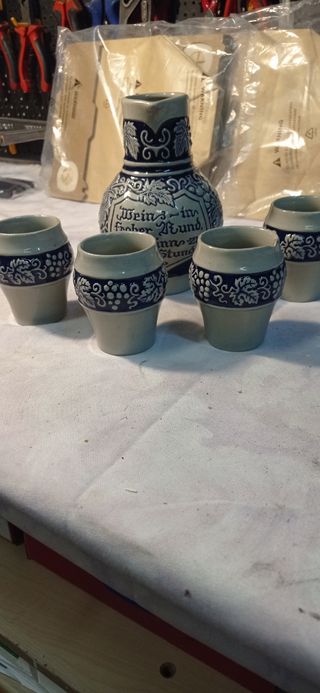 Brocca più bicchieri in ceramica decora
