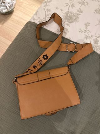 Bolso camel con dibujos en negro