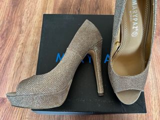 Zapato fiesta dorado tacón alto