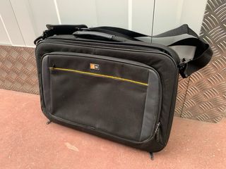 Portatil Asus de 17 pulgadas con funda