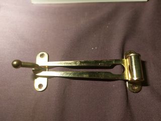 Cadena seguridad puerta. Dorada