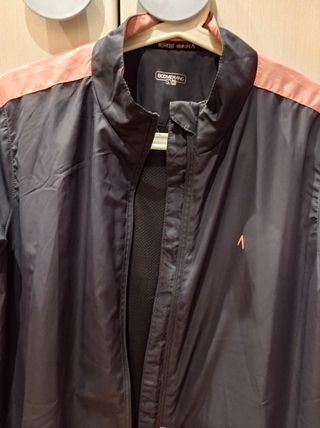 Vendo cortavientos de mujer marca 