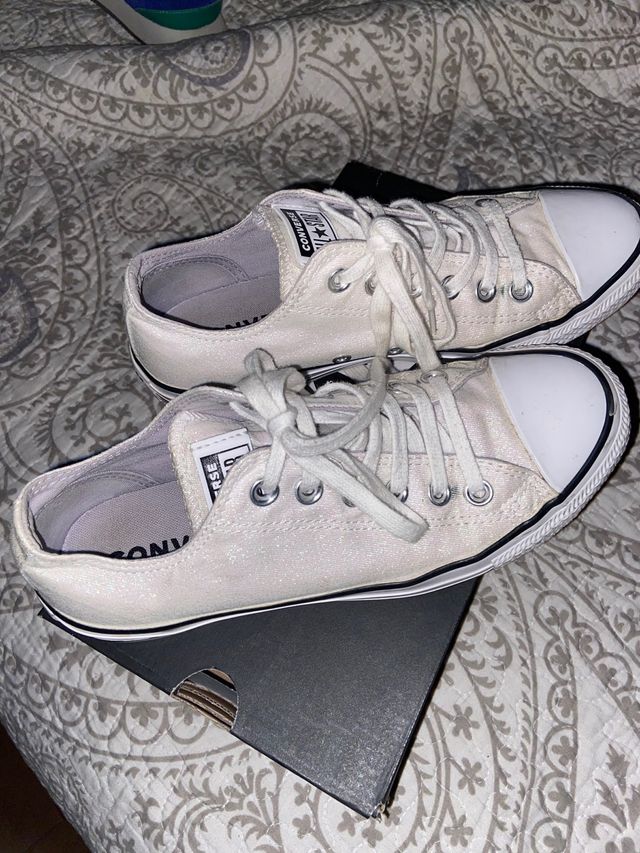 Converse blancas/suave brillo aguamarina