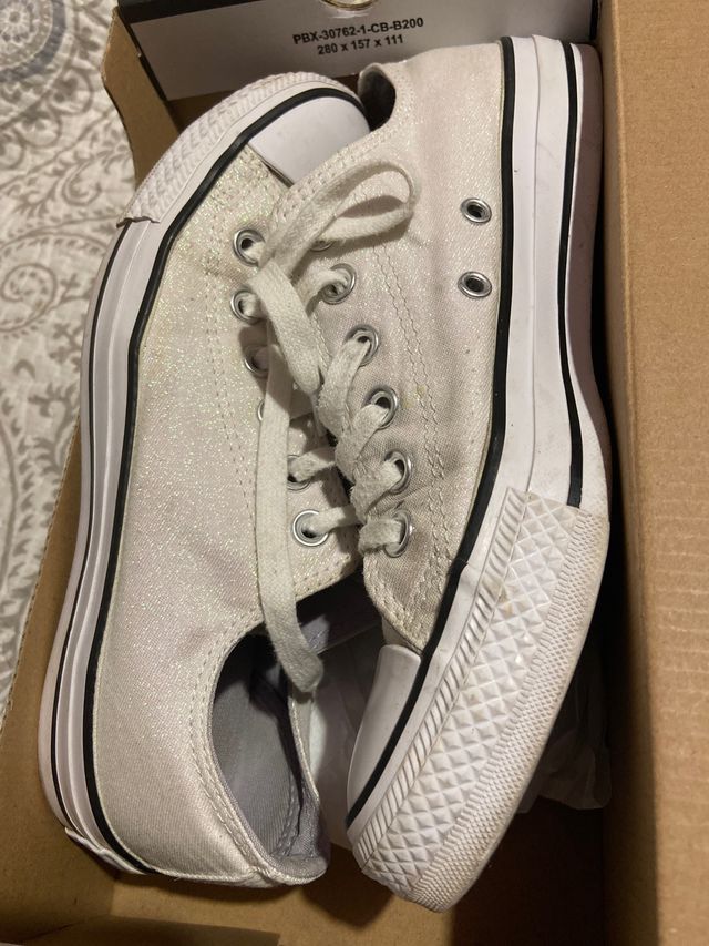 Converse blancas/suave brillo aguamarina