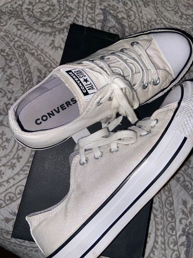 Converse blancas/suave brillo aguamarina