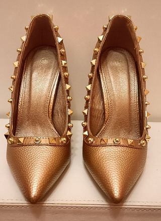 Zapatos dorados o rosas tachuelas