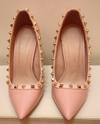 Zapatos dorados o rosas tachuelas
