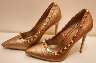 Zapatos dorados o rosas tachuelas