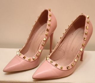 Zapatos dorados o rosas tachuelas