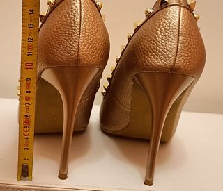 Zapatos dorados o rosas tachuelas