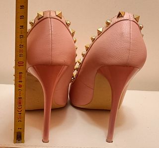 Zapatos dorados o rosas tachuelas