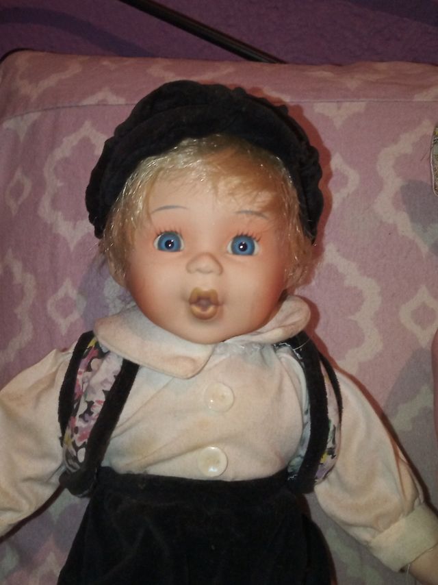 Precioso muñeco antiguo de porcelana