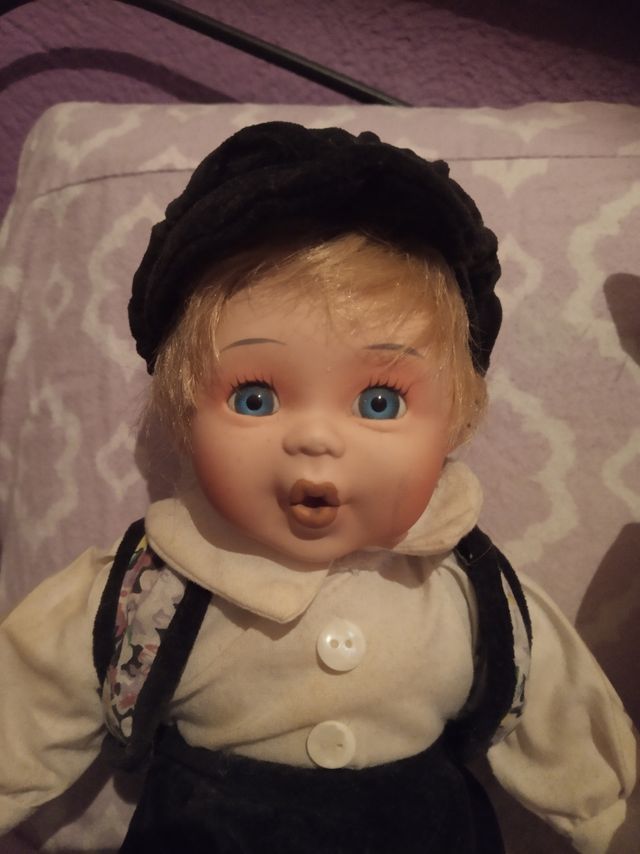 Precioso muñeco antiguo de porcelana