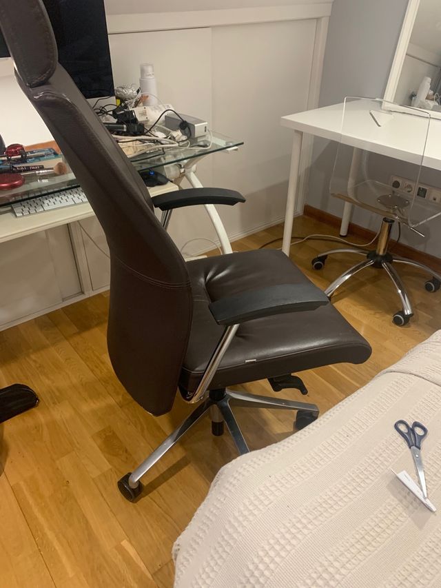 Silla de piel con ruedas