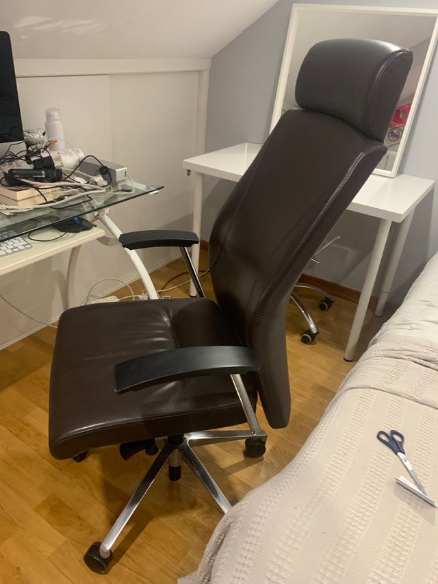 Silla de piel con ruedas