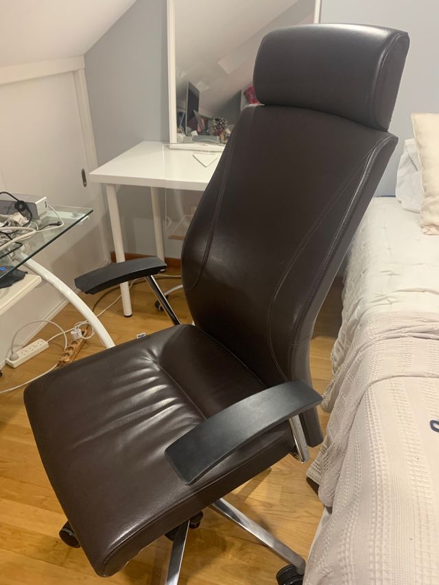 Silla de piel con ruedas