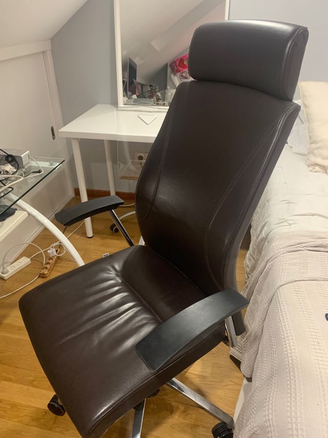 Silla de piel con ruedas