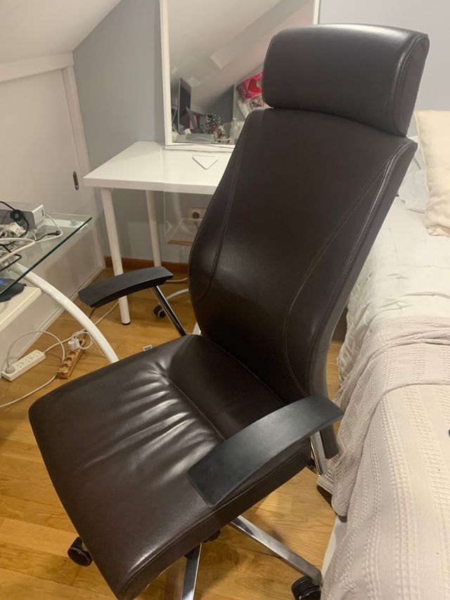 Silla de piel con ruedas