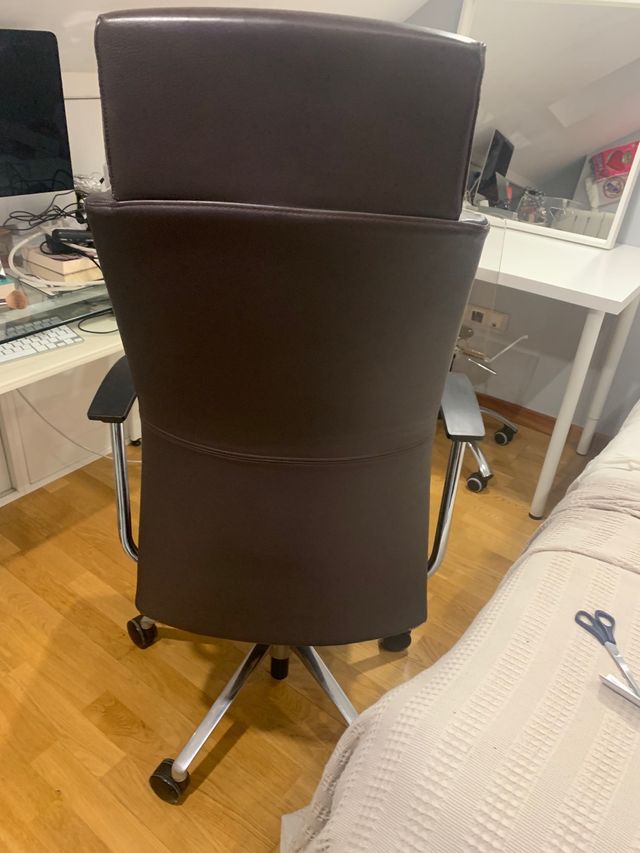 Silla de piel con ruedas