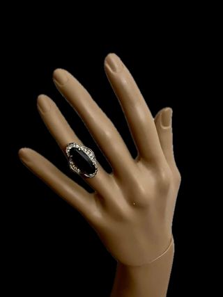 Anillo plateado con piedra negra