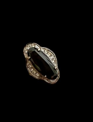 Anillo plateado con piedra negra