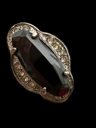 Anillo plateado con piedra negra