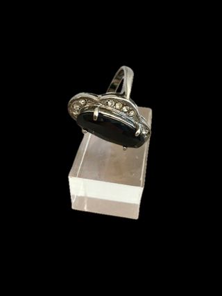 Anillo plateado con piedra negra