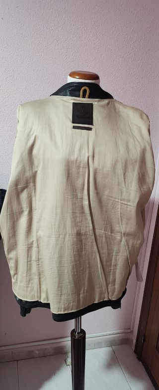 Chamarra de cuero negro