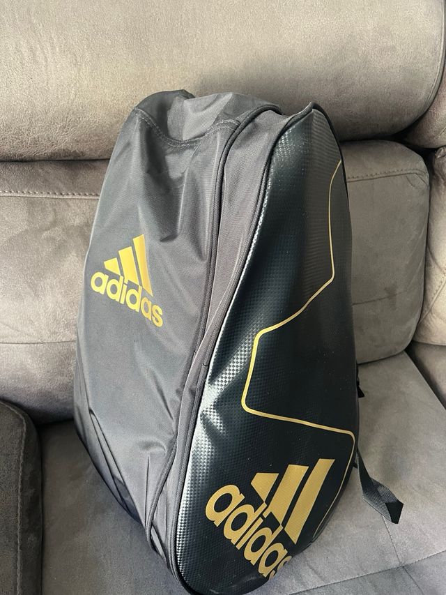 Paletero y pala de padel