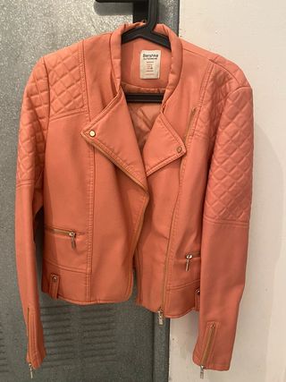 CAZADORA EFECTO CUERO ROSA