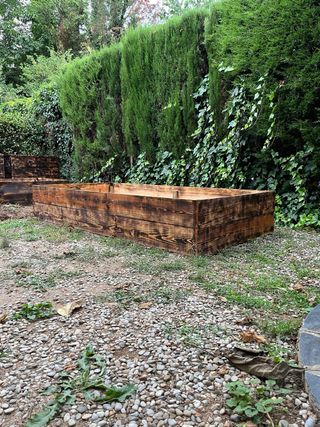Panchine, fioriere, compostiere...