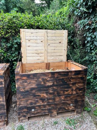 Panchine, fioriere, compostiere...