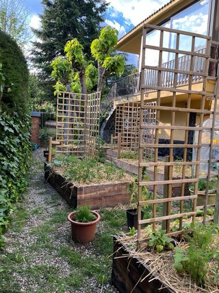 Panchine, fioriere, compostiere...