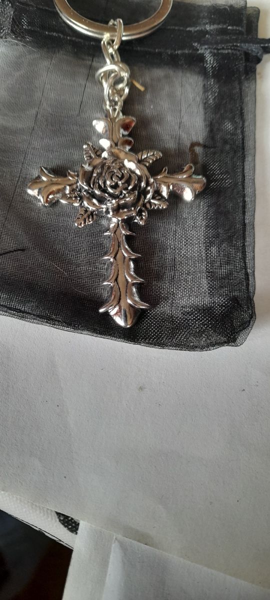 Llavero cruz con rosa y espinas estilo rock