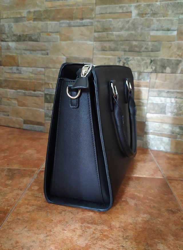 Bolso negro tipo maletín