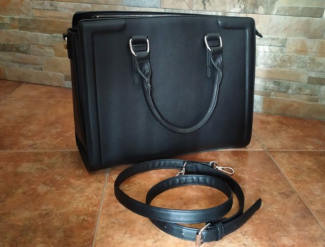 Bolso negro tipo maletín