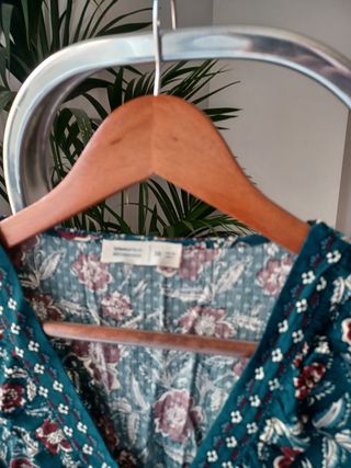 VESTIDO CORAL Y ESTAMPADO FLORAL PULLBEAR TALLA 38