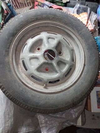 Llanta Renault antigua 