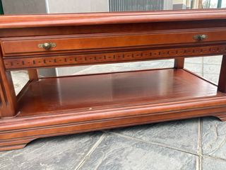 Mesa de salón de madera de cerezo rojizo
