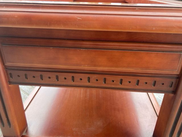 Mesa de salón de madera de cerezo rojizo