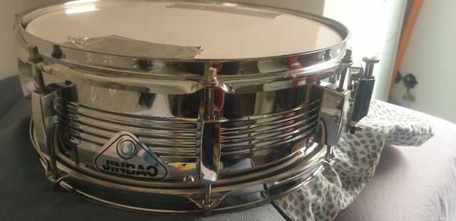 Caja instrumento con baquetas.