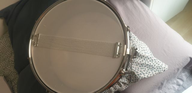 Caja instrumento con baquetas.