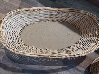 Una cesta de mimbre grande