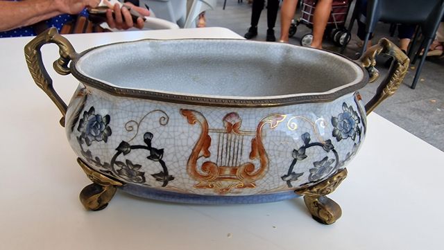 Centro de mesa en porcelana y bronce